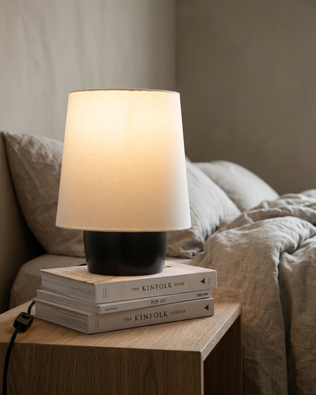 Brightech_DanTableLamp_Ceramic_Black.png