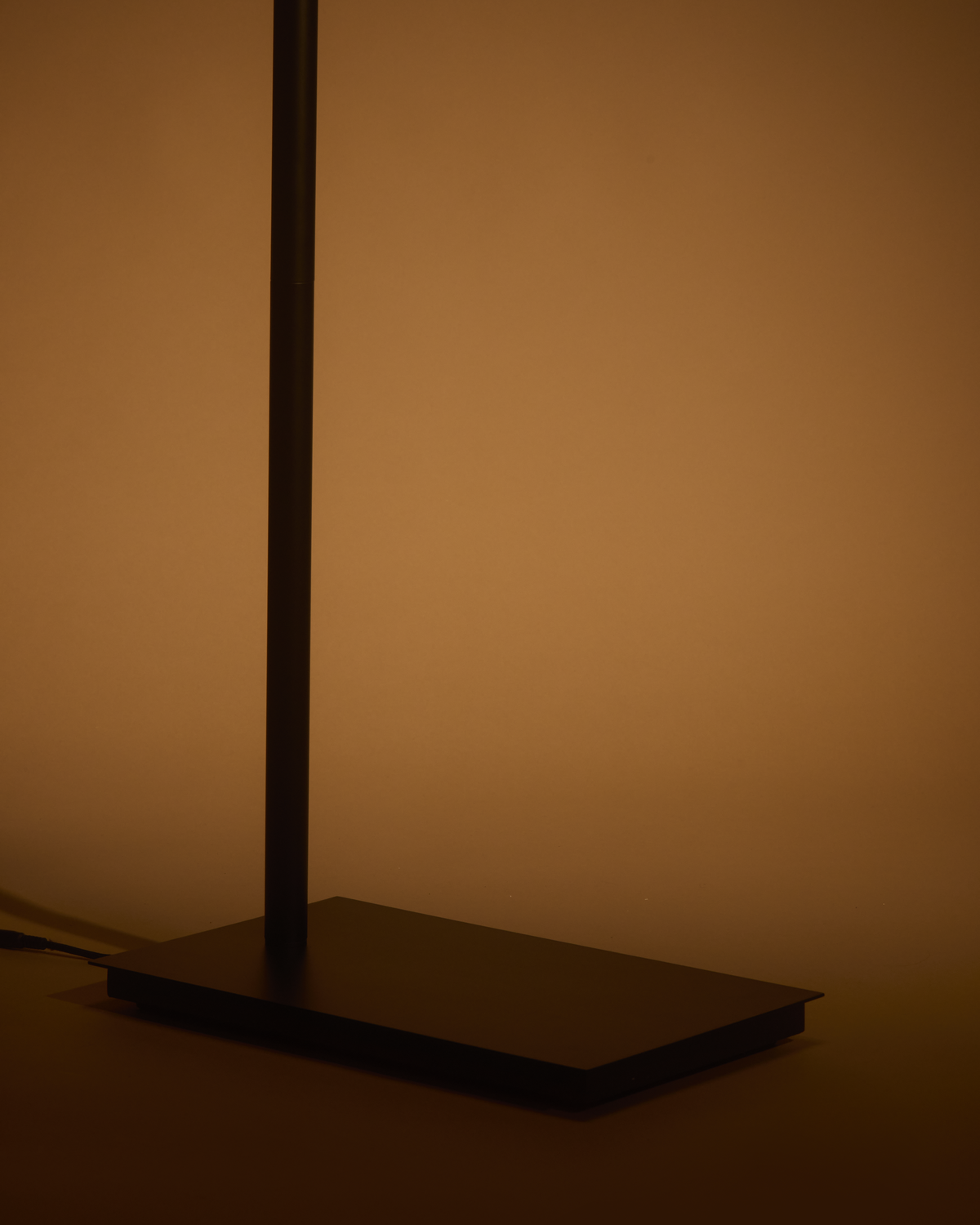 Brightech_LindenFloorLamp_Metal_Black8_e110264f-7094-4e24-8681-16b1fb3a2baf.png