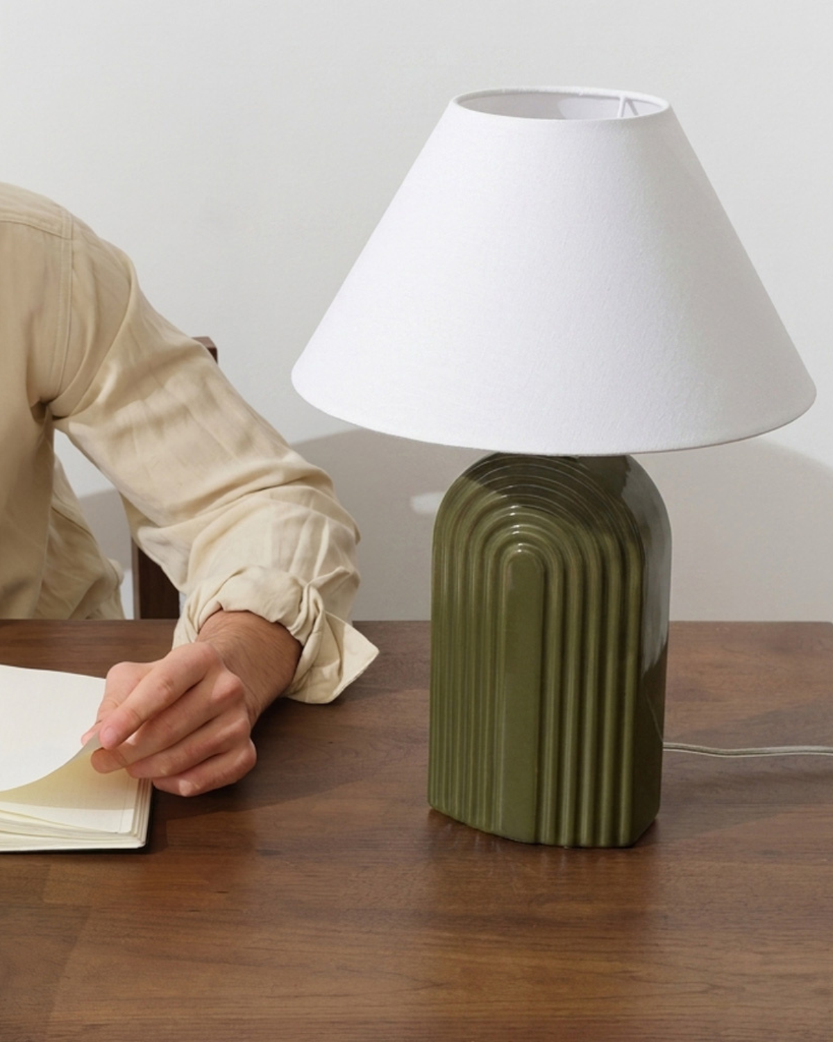 Brightech_PhoebeTableLamp_Ceramic_Green1.png